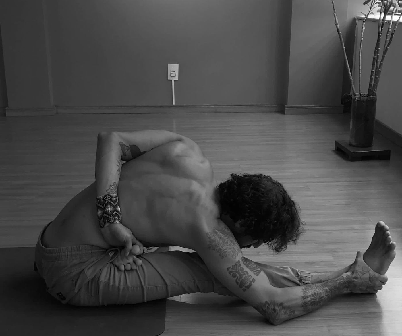Aluno em postura de Ashtanga Yoga na sala da Surya Yoga, em Florianópolis