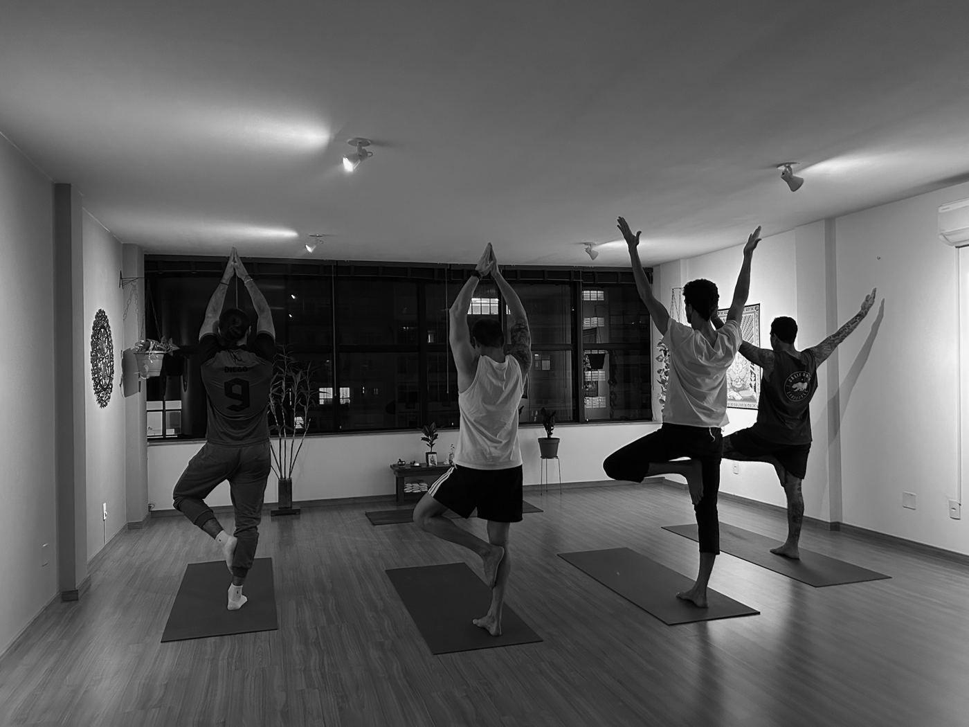 Turma em postura da árvore em aula de Vinyasa na Surya Yoga