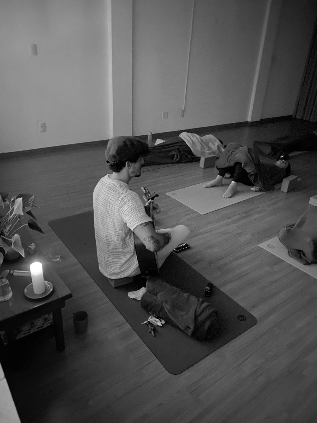 Prática de Yin Yoga com vela acesa na sala da Surya Yoga
